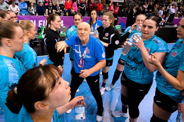 Handball: DHB-Pokal, Halbfinale, Thueringer HC - HSG Bensheim Auerbach Trainer Herbert Mueller (Thueringer HC) Stuttgart Porsche Arena Baden-Württemberg Deutschland
