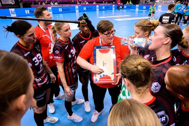 Handball: DHB-Pokal, Halbfinale, Thueringer HC - HSG Bensheim Auerbach Trainerin Ilka Fickinger (Bensheim) Stuttgart Porsche Arena Baden-Württemberg Deutschland