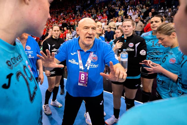 Handball: DHB-Pokal, Halbfinale, Thueringer HC - HSG Bensheim Auerbach Trainer Herbert Mueller (Thueringer HC) in der Auszeit Stuttgart Porsche Arena Baden-Württemberg Deutschland