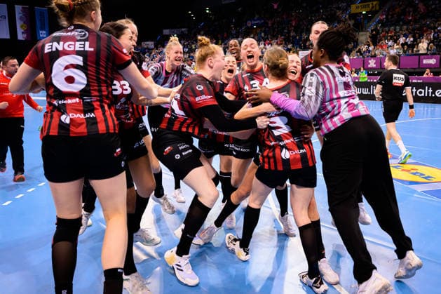 Handball: DHB-Pokal, Halbfinale, Thueringer HC - HSG Bensheim Auerbach die Mannschaft von Bensheim, Schlussjubel Schlußjubel Emotion Freude Stuttgart Porsche Arena Baden-Württemberg Deutschland