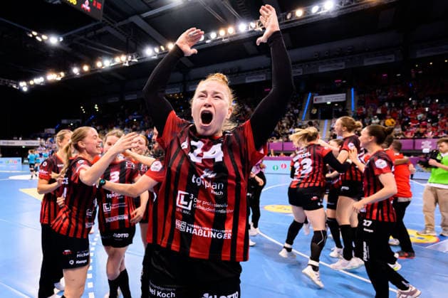 Handball: DHB-Pokal, Halbfinale, Thueringer HC - HSG Bensheim Auerbach Meike Schmelzer (Bensheim) Schlussjubel Schlußjubel Emotion Freude Stuttgart Porsche Arena Baden-Württemberg Deutschland