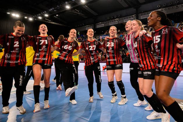Handball: DHB-Pokal, Halbfinale, Thueringer HC - HSG Bensheim Auerbach die Mannschaft von Bensheim Schlussjubel Schlußjubel Emotion Freude Stuttgart Porsche Arena Baden-Württemberg Deutschland