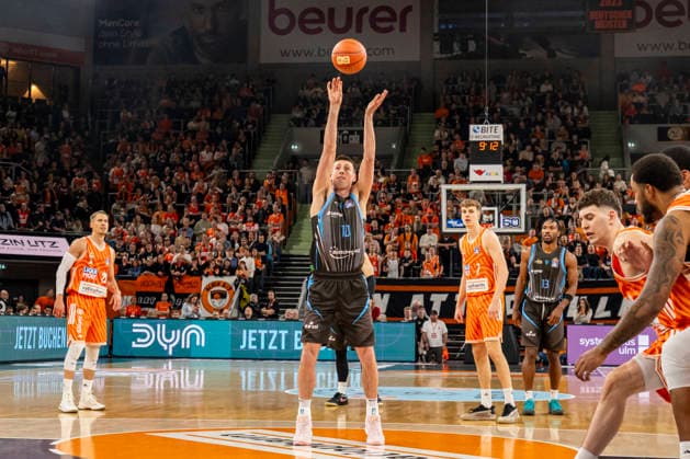 easyCredit BBL: Ratiopharm Ulm vs. Science City Jena ; 14.03.2026 Ulm, GERMANY - 14. März 2026: Malik Osborne (Ratiopharm Ulm, 10) beim Freiwurf während dem Spiel zwischen der Ratiopharm Ulm und den Science City Jena am 24. Spieltag der easyCredit BBL in der ratiopharm Arena Ulm Copyright: xBEAUTIFULxSPORTS Steinx