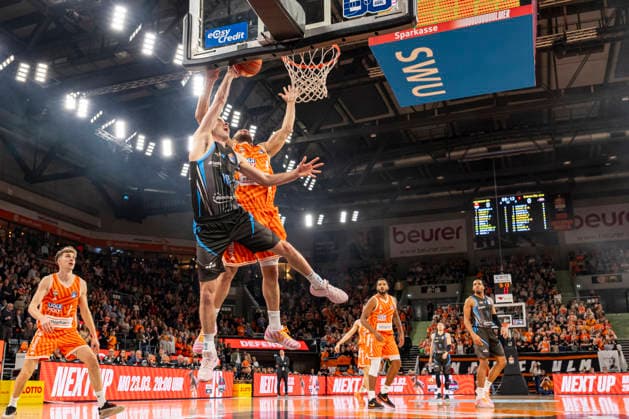 easyCredit BBL: Ratiopharm Ulm vs. Science City Jena ; 14.03.2026 Ulm, GERMANY - 14. März 2026: Joe Wieskamp (Science City Jena, 10) gegen Christopher Ledlum (Ratiopharm Ulm, 4) am Korb während dem Spiel zwischen der Ratiopharm Ulm und den Science City Jena am 24. Spieltag der easyCredit BBL in der ratiopharm Arena Ulm Copyright: xBEAUTIFULxSPORTS Steinx
