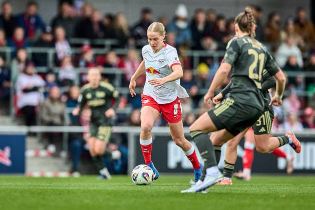 14.03.2026, GER, Frauenfußball, BL, 2025 2026, RB Leipzig - 1. FC Union Berlin Emilia Asgeirsdottir (8, RB Leipzig), Aktion, mit Ball, blickt konzentriert nach unten Leipzig Trainingszentrum der Roten Bulle Sachsen Deutschland