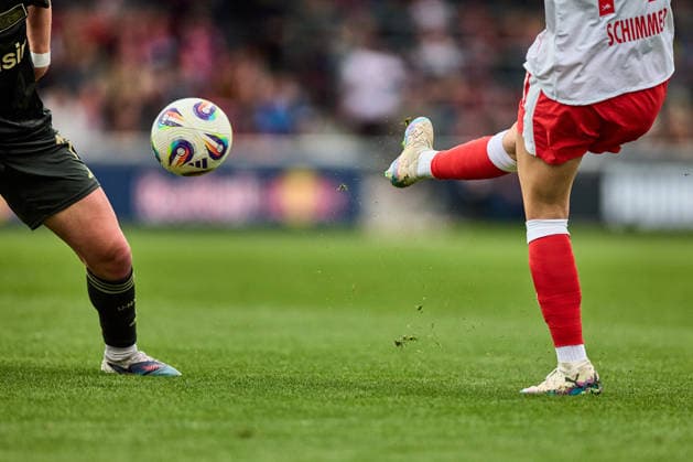 14.03.2026, GER, Frauenfußball, BL, 2025 2026, RB Leipzig - 1. FC Union Berlin Detail, Marleen Schimmer (14, RB Leipzig) beim Schuss, Puma, Spielball von adidas Leipzig Trainingszentrum der Roten Bulle Sachsen Deutschland