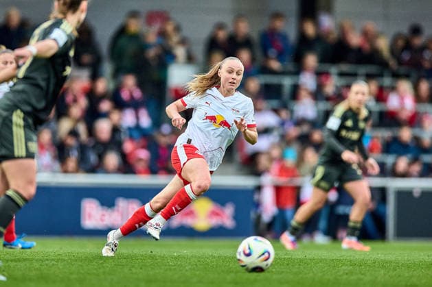 14.03.2026, GER, Frauenfußball, BL, 2025 2026, RB Leipzig - 1. FC Union Berlin Lou-Ann Joly (6, RB Leipzig), Freisteller, Aktion, mit Ball, schaut zum Ball, im Lauf Leipzig Trainingszentrum der Roten Bulle Sachsen Deutschland