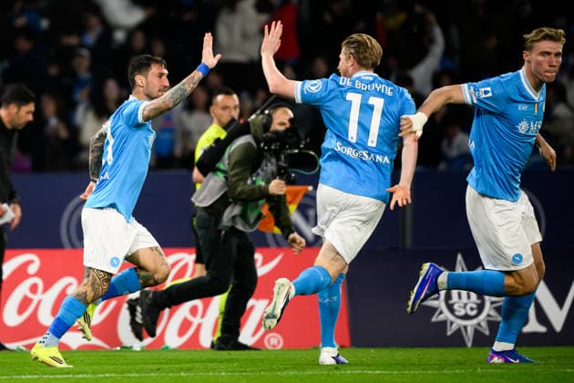 Rasmus Hojlund of SSC Napoli (r) celebrates after scoring the goal of 1-1 with Matteo Politano and Kevin De Bruyne during the Serie A 2025 2026 football match between SSC Napoli and US Lecce at Diego Armando Maradona stadium in Naples (Italy), March 14, 2026. andreaxstaccioli