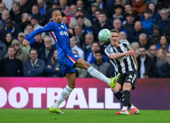 Chelsea v Newcastle United Premier League Sven Botman of Newcastle United lofts the ball forward during the Premier League match at Stamford Bridge, London 14 03 2026 UK Newspapers OUT Copyright: xGraemexWilcocksonx FIL-23131-0046