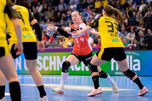 Handball: DHB-Pokal, Halbfinale, Borussia Dortmund - HSG Blomberg-Lippe Nieke Kühne Kuehne (Blomberg), Guro Nestaker (Dortmund) Stuttgart Porsche Arena Baden-Württemberg Deutschland