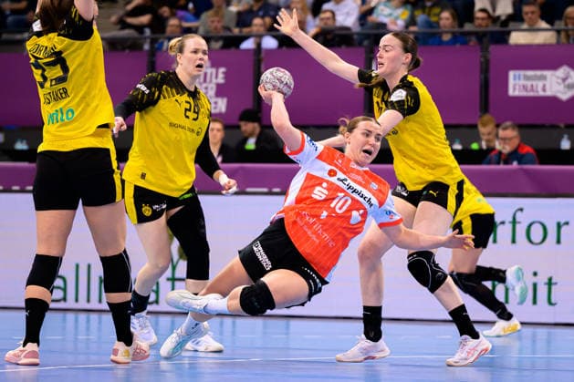 Handball: DHB-Pokal, Halbfinale, Borussia Dortmund - HSG Blomberg-Lippe Maxi Muehlner (Blomberg) Stuttgart Porsche Arena Baden-Württemberg Deutschland