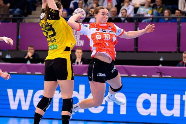 Handball: DHB-Pokal, Halbfinale, Borussia Dortmund - HSG Blomberg-Lippe v.li. Guro Nestaker (Dortmund), Maxi Muehlner (Blomberg) Stuttgart Porsche Arena Baden-Württemberg Deutschland