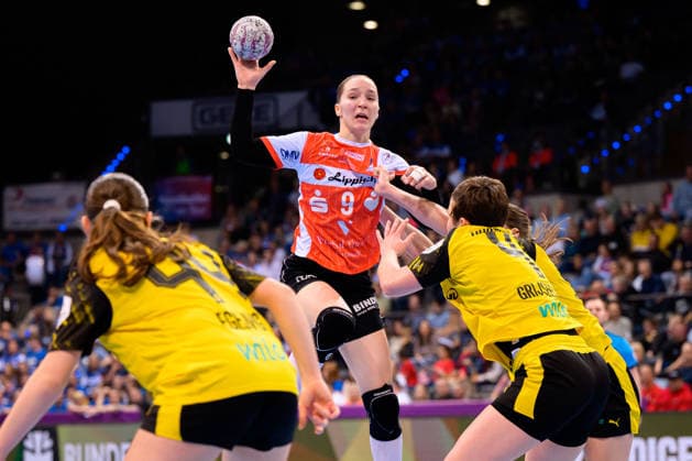 Handball: DHB-Pokal, Halbfinale, Borussia Dortmund - HSG Blomberg-Lippe Nieke Kühne Kuehne (Blomberg) Stuttgart Porsche Arena Baden-Württemberg Deutschland