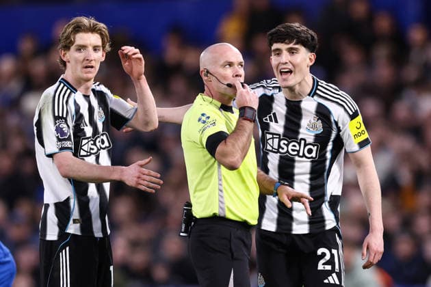 Chelsea v Newcastle United 14 March 2026, London - Premier League Football - Chelsea v Newcastle United - Tino Livramento of Newcastle United and Anthony Gordon of Newcastle United complain to match referee Paul Tierney - Photo: Jacques Feeney Offside. London UK Copyright: xJacquesxFeeneyx xOffsidexOffside