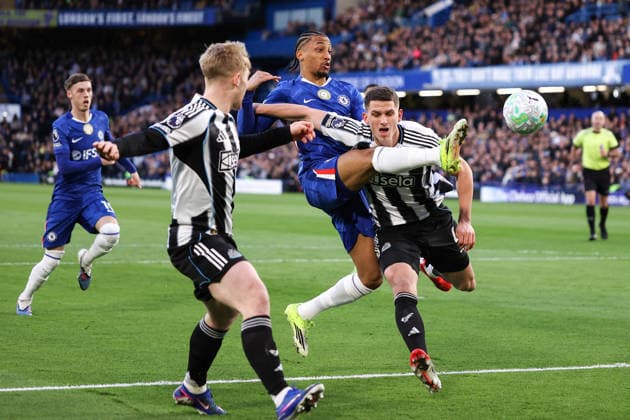 Chelsea v Newcastle United 14 March 2026, London - Premier League Football - Chelsea v Newcastle United - Joao Pedro of Chelsea stretches to get his toe to the ball ahead of Sven Botman of Newcastle United - Photo: Jacques Feeney Offside. London UK Copyright: xJacquesxFeeneyx xOffsidexOffside