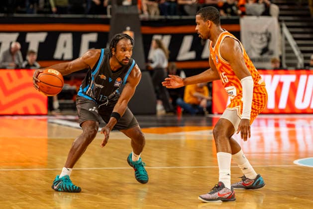 easyCredit BBL: Ratiopharm Ulm vs. Science City Jena ; 14.03.2026 Ulm, GERMANY - 14. März 2026: Keith Braxton jr. (Science City Jena, 13) im Zweikampf gegen Justin Simon (Ratiopharm Ulm, 15) während dem Spiel zwischen der Ratiopharm Ulm und den Science City Jena am 24. Spieltag der easyCredit BBL in der ratiopharm Arena Ulm Copyright: xBEAUTIFULxSPORTS Steinx