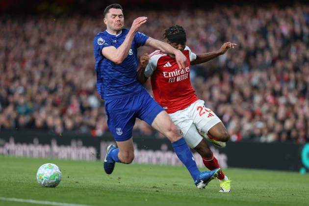 Arsenal v Everton 14 March 2026 London - Arsenal v Everton - Premier League football - Michael Keane of Everton challenges Noni Madueke of Arsenal - (Photo by Mark Leech). London UK Copyright: xMarkxLeechxOffside