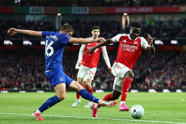 Bukayo Saka of Arsenal under pressure from Vitaliy Mykolenko of Everton Arsenal v Everton, Premier League, Football, Emirates Stadium, London, UK - 14 Mar 2026London Emirates Stadium United Kingdom EDITORIAL USE ONLY No use with unauthorised audio, video, data, fixture lists, club league logos or live services. Online in-match use limited to 120 images, no video emulation. No use in betting, games or single club league player publications. Copyright: xSimonxDael Shutterstockx 16757237ai
