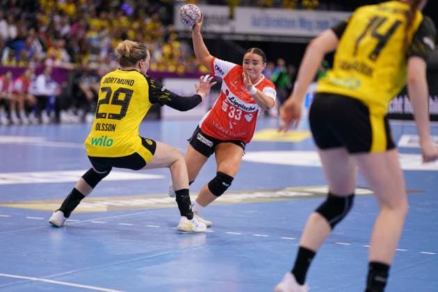 Szene mit Elin Rosa Magnusdottir (33; HSG Blomberg-Lippe) und Emma Olsson (29; Borussia Dortmund) Haushahn Final4 2. Halbfinale Borussia Dortmund vs HSG Blomberg-Lippe