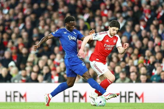 Declan Rice of Arsenal under pressure from Tim Iroegbunam of Everton Arsenal v Everton, Premier League, Football, Emirates Stadium, London, UK - 14 Mar 2026London Emirates Stadium United Kingdom EDITORIAL USE ONLY No use with unauthorised audio, video, data, fixture lists, club league logos or live services. Online in-match use limited to 120 images, no video emulation. No use in betting, games or single club league player publications. Copyright: xSimonxDael Shutterstockx 16757237ag
