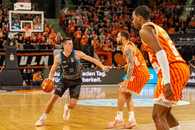 easyCredit BBL: Ratiopharm Ulm vs. Science City Jena ; 14.03.2026 Ulm, GERMANY - 14. März 2026: Joe Wieskamp (Science City Jena, 10) gegen Christopher Ledlum (Ratiopharm Ulm, 4) und Justin Simon (Ratiopharm Ulm, 15) beim Spielaufbau während dem Spiel zwischen der Ratiopharm Ulm und den Science City Jena am 24. Spieltag der easyCredit BBL in der ratiopharm Arena Ulm Copyright: xBEAUTIFULxSPORTS Steinx