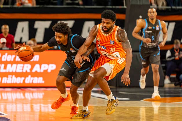 easyCredit BBL: Ratiopharm Ulm vs. Science City Jena ; 14.03.2026 Ulm, GERMANY - 14. März 2026: Javon Franklin (Science City Jena, 22) im Zweikampf gegen Malik Osborne (Ratiopharm Ulm, 10) während dem Spiel zwischen der Ratiopharm Ulm und den Science City Jena am 24. Spieltag der easyCredit BBL in der ratiopharm Arena Ulm Copyright: xBEAUTIFULxSPORTS Steinx