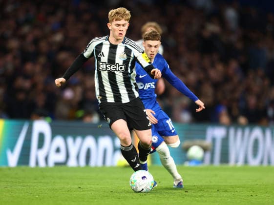 Chelsea v Newcastle United, English Premier League, Stamford Bridge, London, UK - 14 03 2026 Lewis Hall of Newcastle United shields the ball from Cole Palmer of Chelsea during the Premier League game at Stamford Bridge London Stamford Bridge London GBR, UK NEWSPAPERS OUT Copyright: xMarkxGreenwoodx