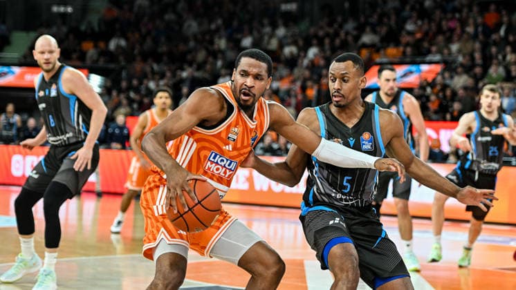 GER, BBL, ratiopharm Ulm vs Science City Jena 14.03.2026, ratiopharm arena, Neu-Ulm, GER, BBL, ratiopharm Ulm vs Science City Jena, im Bild Justin Simon (Ulm, 15), Chris Carter (Jena, 5)