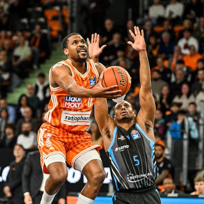 GER, BBL, ratiopharm Ulm vs Science City Jena 14.03.2026, ratiopharm arena, Neu-Ulm, GER, BBL, ratiopharm Ulm vs Science City Jena, im Bild Justin Simon (Ulm, 15), Chris Carter (Jena, 5)