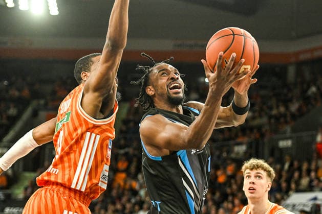 GER, BBL, ratiopharm Ulm vs Science City Jena 14.03.2026, ratiopharm arena, Neu-Ulm, GER, BBL, ratiopharm Ulm vs Science City Jena, im Bild Justin Simon (Ulm, 15), Keith Braxton Jr (Jena, 13)