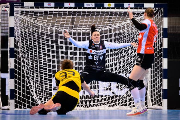 Handball: DHB-Pokal, Halbfinale, Borussia Dortmund - HSG Blomberg-Lippe Guro Nestaker (Dortmund), Torhueterin Nicole Roth (Blomberg) Stuttgart Porsche Arena Baden-Württemberg Deutschland