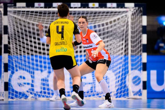 Handball: DHB-Pokal, Halbfinale, Borussia Dortmund - HSG Blomberg-Lippe Alina Grijseels (Dortmund), Andrea Jacobsen (Blomberg) Stuttgart Porsche Arena Baden-Württemberg Deutschland