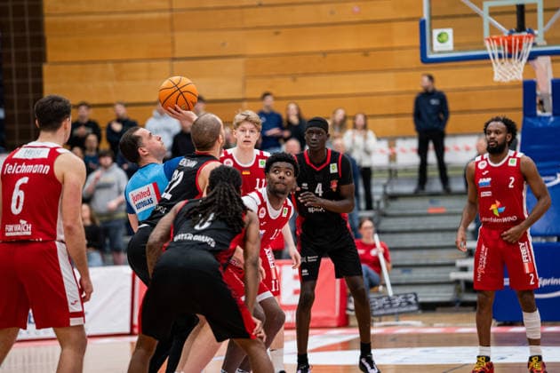 Paderborn Baskets (GER) vs. Bayer Giants Leverkusen (GER), Basketball, Barmer 2. Basketball Bundesliga Pro A, 27. Spieltag, 14.3.2026, Saision 2025 2026, Paderborn Jalen Lee Johnson (Paderborn Baskets, 13) und Dennis Heinzmann (Bayer Giants Leverkusen, 22) beim Sprungball zu Beginn des Spiels Paderborn Sportzentrum Maspernplatz Deutschland