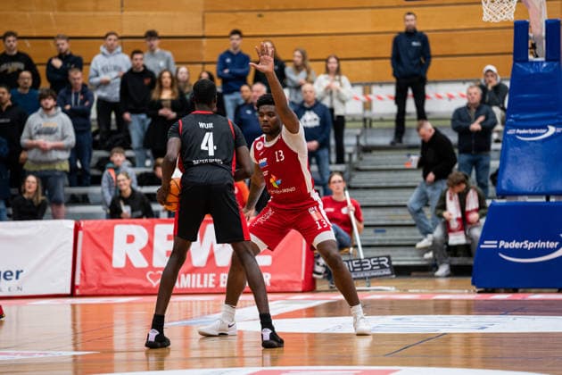 Paderborn Baskets (GER) vs. Bayer Giants Leverkusen (GER), Basketball, Barmer 2. Basketball Bundesliga Pro A, 27. Spieltag, 14.3.2026, Saision 2025 2026, Paderborn Jalen Lee Johnson (Paderborn Baskets, 13) verteidigt gegen Lok Lol Wur (Bayer Giants Leverkusen, 04) Paderborn Sportzentrum Maspernplatz Deutschland