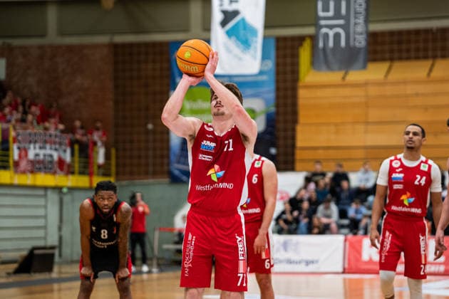 Paderborn Baskets (GER) vs. Bayer Giants Leverkusen (GER), Basketball, Barmer 2. Basketball Bundesliga Pro A, 27. Spieltag, 14.3.2026, Saision 2025 2026, Paderborn Jonathan Klussmann (Paderborn Baskets, 71) bei einem Freiwurf Paderborn Sportzentrum Maspernplatz Deutschland