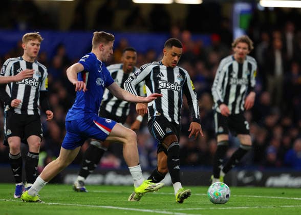 14th March 2026; Stamford Bridge, Chelsea, London, England: Premier League Football, Chelsea versus Newcastle United; Jacob Ramsey of Newcastle United of Newcastle United under pressure from Liam Delap of Chelsea  JPxFletcher Content restricted for UK based newspaper