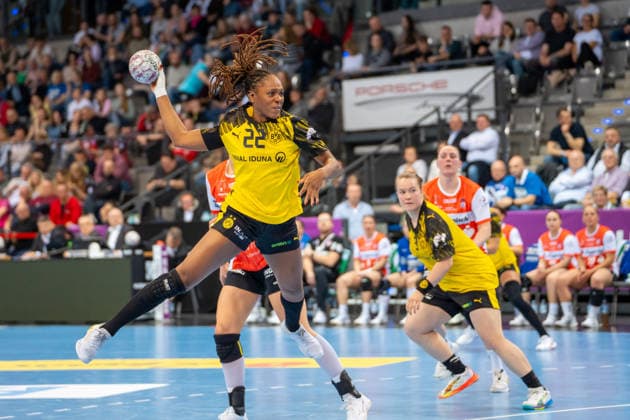 Handball I Frauen I Saison 2025-2026 I DHB-Pokal Final 4 I Halbfinale I Borussia Dortmund - HSG Blomberg-Lippe I 14.03.2026 Deborah Lassource (22, Borussia Dortmund) im Wurf Stuttgart Porsche Arena Baden-Württemberg Deutschland Copyright: xLobeca MaxxPetershansx
