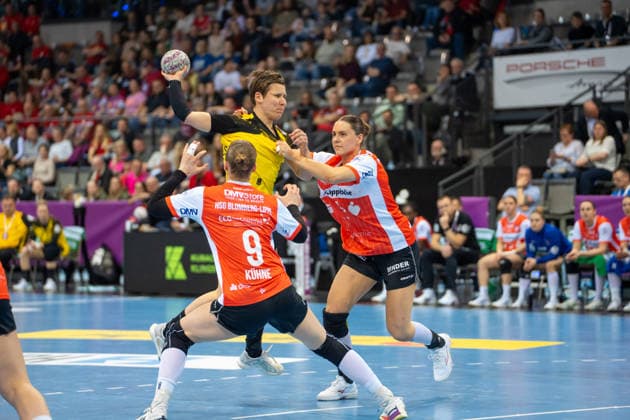 Handball I Frauen I Saison 2025-2026 I DHB-Pokal Final 4 I Halbfinale I Borussia Dortmund - HSG Blomberg-Lippe I 14.03.2026 Alina Grijseels (4, Borussia Dortmund) im Wurf verteidigt von Nieke Kühne (9, HSG Blomberg-Lippe) und Andrea Jacobsen (4, HSG Blomberg-Lippe) Stuttgart Porsche Arena Baden-Württemberg Deutschland Copyright: xLobeca MaxxPetershansx
