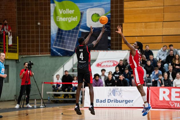 Paderborn Baskets (GER) vs. Bayer Giants Leverkusen (GER), Basketball, Barmer 2. Basketball Bundesliga Pro A, 27. Spieltag, 14.3.2026, Saision 2025 2026, Paderborn Lok Lol Wur (Bayer Giants Leverkusen, 04) bei einem Wurf von der Drei-Meter-Linie Paderborn Sportzentrum Maspernplatz Deutschland
