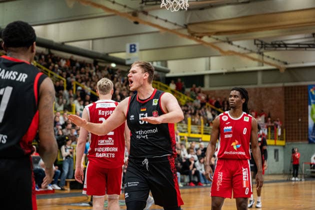 Paderborn Baskets (GER) vs. Bayer Giants Leverkusen (GER), Basketball, Barmer 2. Basketball Bundesliga Pro A, 27. Spieltag, 14.3.2026, Saision 2025 2026, Paderborn Soeren Urbansky (Bayer Giants Leverkusen, 51) versucht seine Mitspieler zu beruhigen Paderborn Sportzentrum Maspernplatz Deutschland