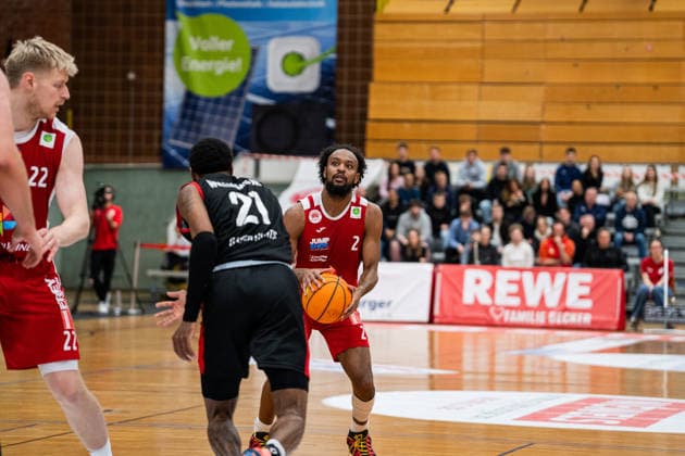 Paderborn Baskets (GER) vs. Bayer Giants Leverkusen (GER), Basketball, Barmer 2. Basketball Bundesliga Pro A, 27. Spieltag, 14.3.2026, Saision 2025 2026, Paderborn Branden Michael Maughmer (Paderborn Baskets, 02) vor einem Dreierwurf Paderborn Sportzentrum Maspernplatz Deutschland