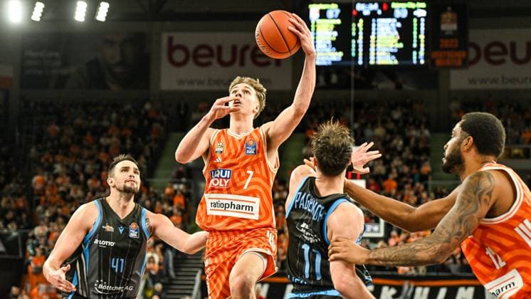 GER, BBL, ratiopharm Ulm vs Science City Jena 14.03.2026, ratiopharm arena, Neu-Ulm, GER, BBL, ratiopharm Ulm vs Science City Jena, im Bild Tobias Brahe Jensen (Ulm, 7) setzt sich durch und geht zum Korb, Alex Herrera (Jena, 41)