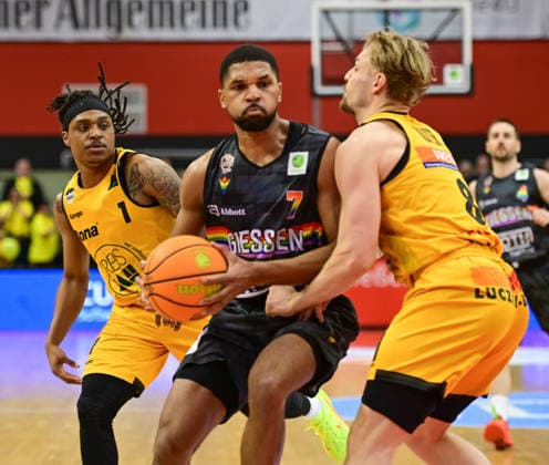 Kyle Castlin 7, Lucas Mayer 8 2.Bundesliga Pro A, 27. Spieltag, 46ers, Basketball, Basketball Saison 2025 2026, BBL, Deutschland, Gießen 46ers Bozic Estriche Knights Kirchheim, Gießen in grau, Herren, Kirchheim gelb