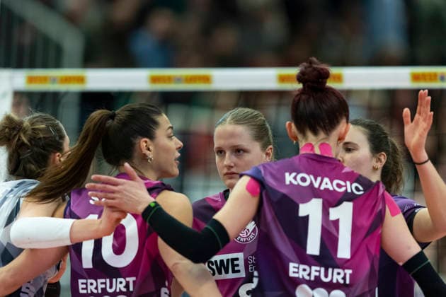 1. Volleyball Bundesliga Frauen: USC Münster vs. Schwarz-Weiss Erfurt; Münster; 14.03.2026 von links Kinga Szücs ( 10; Schwarz-Weiss Erfurt), Rosalie Tetzel ( 8; Schwarz-Weiss Erfurt) und Isabel KovaÄiÄ‡ ( 11; Schwarz-Weiss Erfurt) 1. Volleyball Bundesliga Frauen: USC Münster vs. Schwarz-Weiss Erfurt; Sporthalle Berg Fidel; 14.03.2026 Copyright: xBEAUTIFULxSPORTS Duehringx