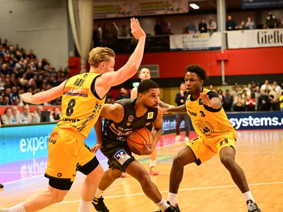 Lucas Mayer 8, Kyle Castlin 7, Charles Harris 3 2.Bundesliga Pro A, 27. Spieltag, 46ers, Basketball, Basketball Saison 2025 2026, BBL, Deutschland, Gießen 46ers Bozic Estriche Knights Kirchheim, Gießen in grau, Herren, Kirchheim gelb