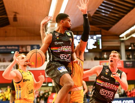 Lucas Mayer 8, Kyle Castlin 7, Charles Harris 3 2.Bundesliga Pro A, 27. Spieltag, 46ers, Basketball, Basketball Saison 2025 2026, BBL, Deutschland, Gießen 46ers Bozic Estriche Knights Kirchheim, Gießen in grau, Herren, Kirchheim gelb