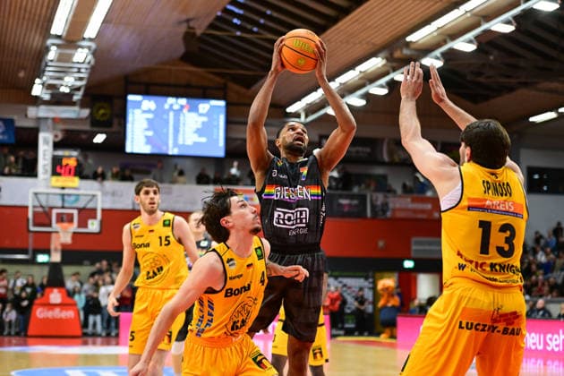 Gian Aydinoglu, Kyle Castlin, 2.Bundesliga Pro A, 27. Spieltag, 46ers, Basketball, Basketball Saison 2025 2026, BBL, Deutschland, Gießen 46ers Bozic Estriche Knights Kirchheim, Gießen in grau, Herren, Kirchheim gelb