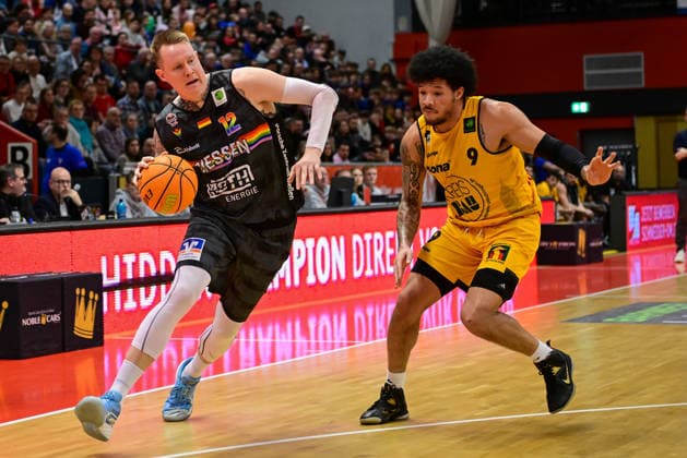 Robin Benzing, Tylan Pope 2.Bundesliga Pro A, 27. Spieltag, 46ers, Basketball, Basketball Saison 2025 2026, BBL, Deutschland, Gießen 46ers Bozic Estriche Knights Kirchheim, Gießen in grau, Herren, Kirchheim gelb