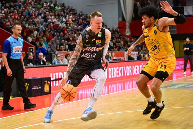 Robin Benzing, Tylan Pope 2.Bundesliga Pro A, 27. Spieltag, 46ers, Basketball, Basketball Saison 2025 2026, BBL, Deutschland, Gießen 46ers Bozic Estriche Knights Kirchheim, Gießen in grau, Herren, Kirchheim gelb