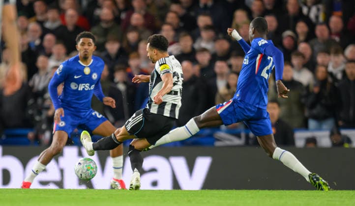 Chelsea v Newcastle United Premier League Jacob Murphy of Newcastle United shoots at goal during the Premier League match at Stamford Bridge, London 14 03 2026 UK Newspapers OUT Copyright: xGraemexWilcocksonx FIL-23131-0059